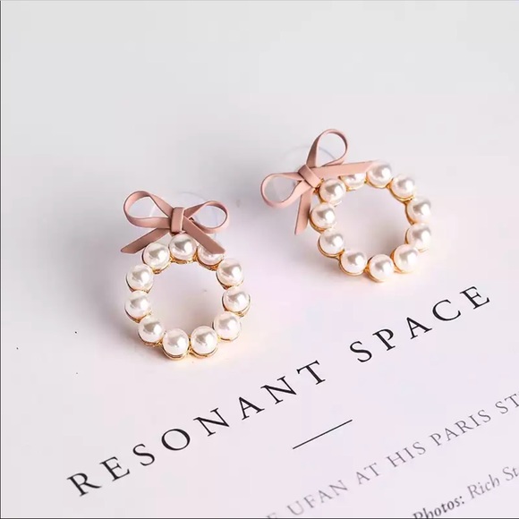 🎀 New - Faux Pearl Bow Earrings - Picture 3 of 8
